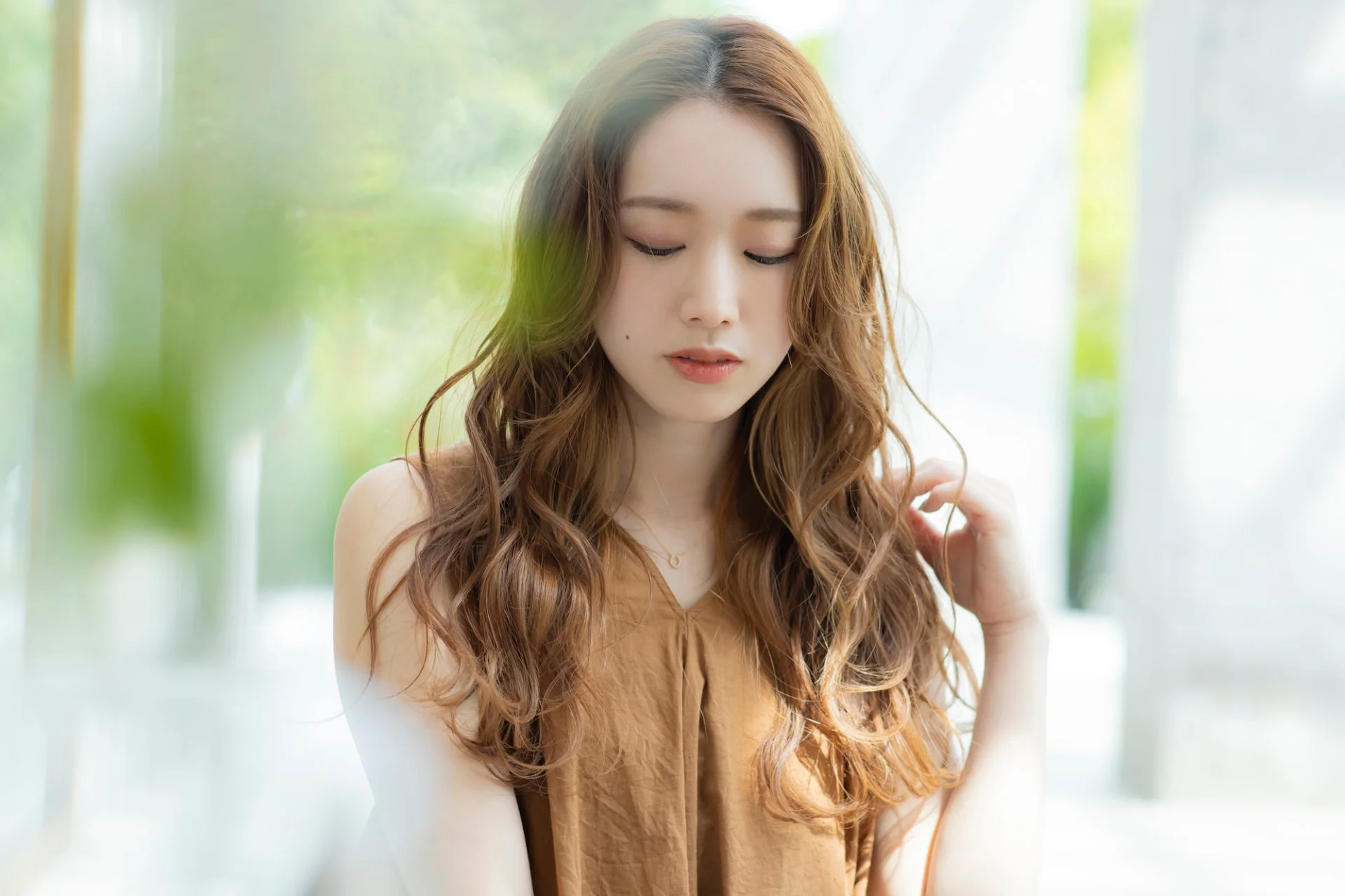 やわらかなカールのロングヘアの女性